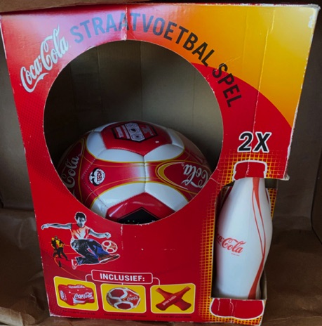 9753-1 € 10,00 coca cola voetbal met 2x kunststof fles.jpeg